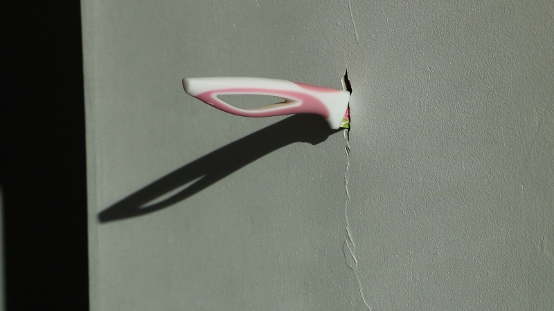 В Актобе новый дом покрылся трещинами, люди боятся, что он рухнет