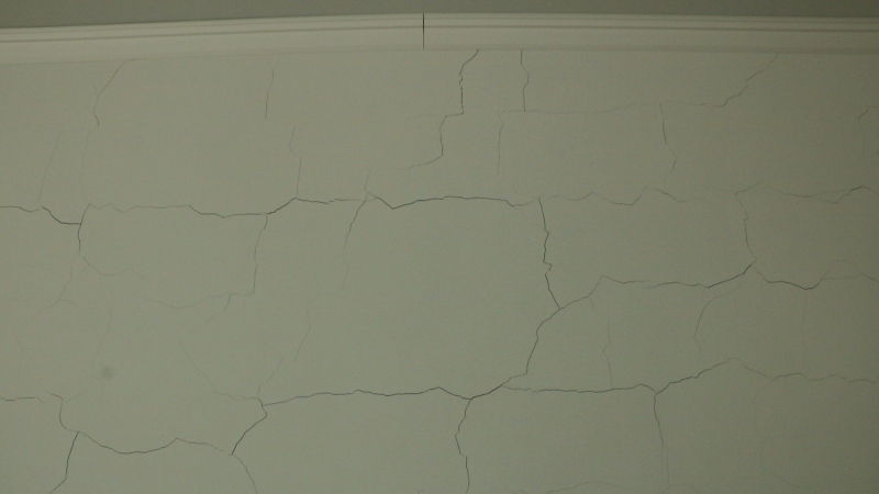 В Актобе новый дом покрылся трещинами, люди боятся, что он рухнет