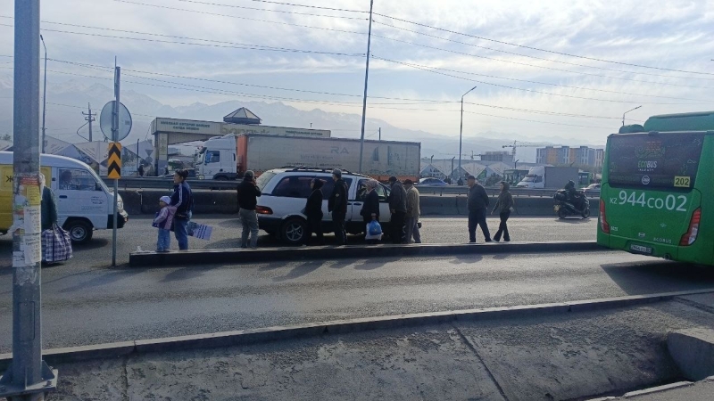 В Алматы и обратно ценой жизни: что за бардак творится на транспортных узлах мегаполиса