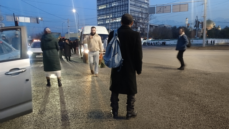 В Алматы и обратно ценой жизни: что за бардак творится на транспортных узлах мегаполиса