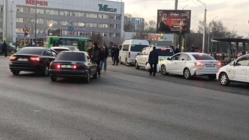 В Алматы и обратно ценой жизни: что за бардак творится на транспортных узлах мегаполиса