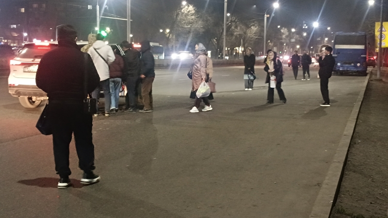 В Алматы и обратно ценой жизни: что за бардак творится на транспортных узлах мегаполиса