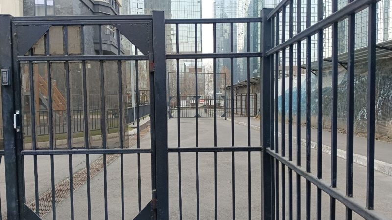 Алматинцы пытаются отстоять сквер от застройки компанией депутата Набиева