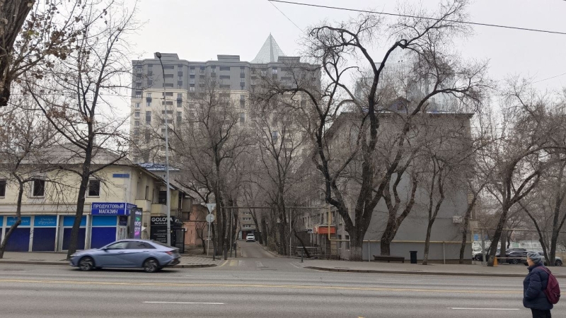 Алматинцы пытаются отстоять сквер от застройки компанией депутата Набиева