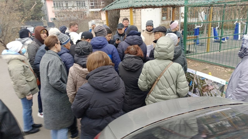 Алматинцы пытаются отстоять сквер от застройки компанией депутата Набиева