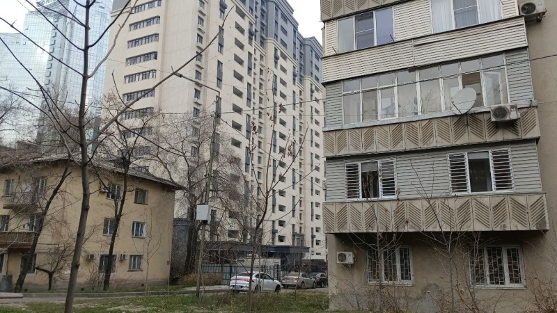 Алматинцы пытаются отстоять сквер от застройки компанией депутата Набиева