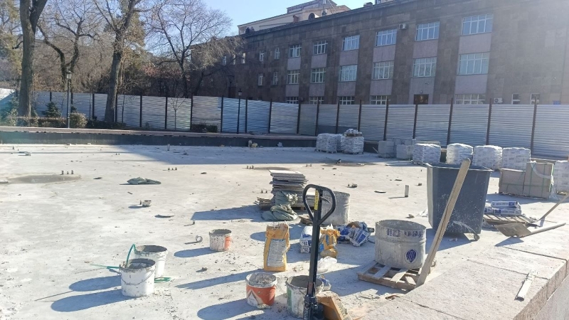 Фонтан возле алматинского ТЮЗа за полтора миллиарда. Почему его хотя бы не достроили?