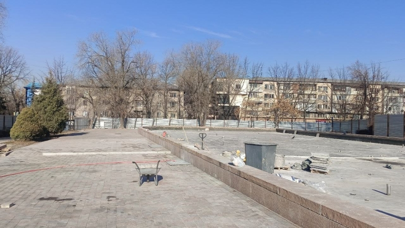 Фонтан возле алматинского ТЮЗа за полтора миллиарда. Почему его хотя бы не достроили?