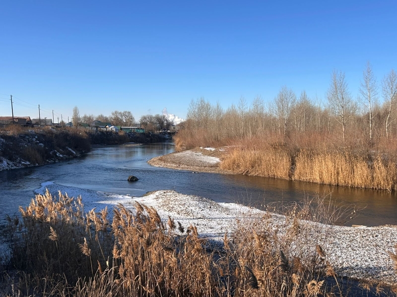 «Он не мог сам прыгнуть в реку»: мать утонувшего подростка в Актобе требует наказать виновных