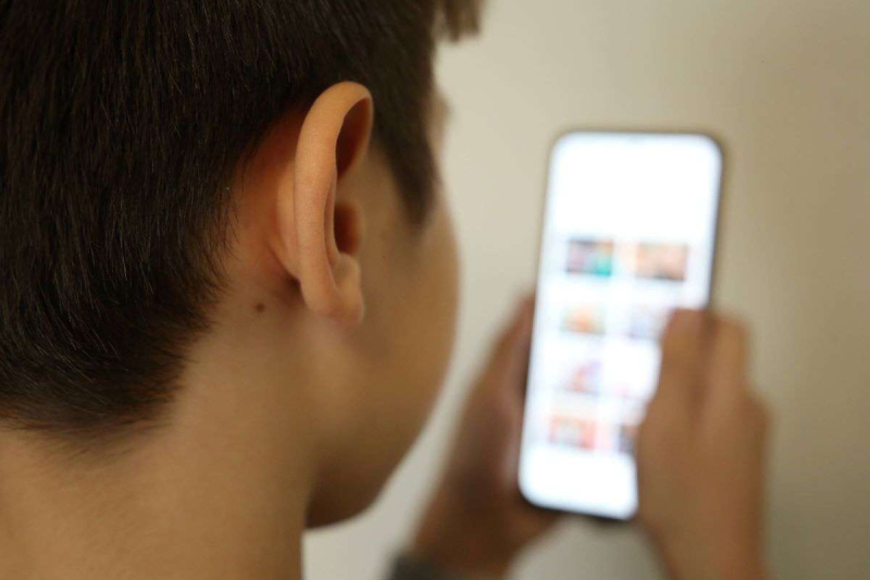 Подросткам запретили соцсети в Австралии