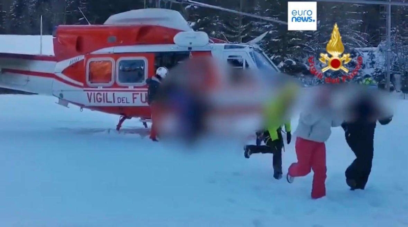 В Италии около 100 человек застряли на высоте 3 км на канатной дороге